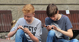 孩子玩手机成瘾怎么办？